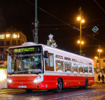 DPP tuto ned�li rozsv�t� t�i v�no�n� tramvaje a retrobus, cestuj�c� se nimi mohou sv�zt na link�ch 2, 9, 124 a 175 a� do T�� kr�l�